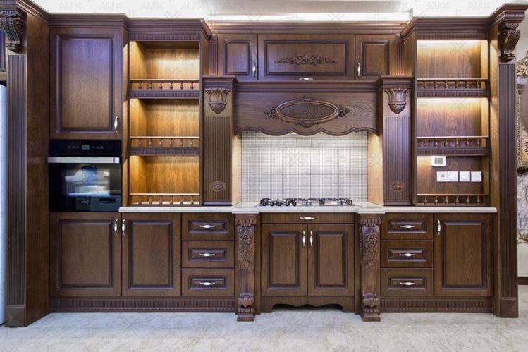 کابینت آشپزخانه کلاسیک چوبی قهوهای با حکاکی