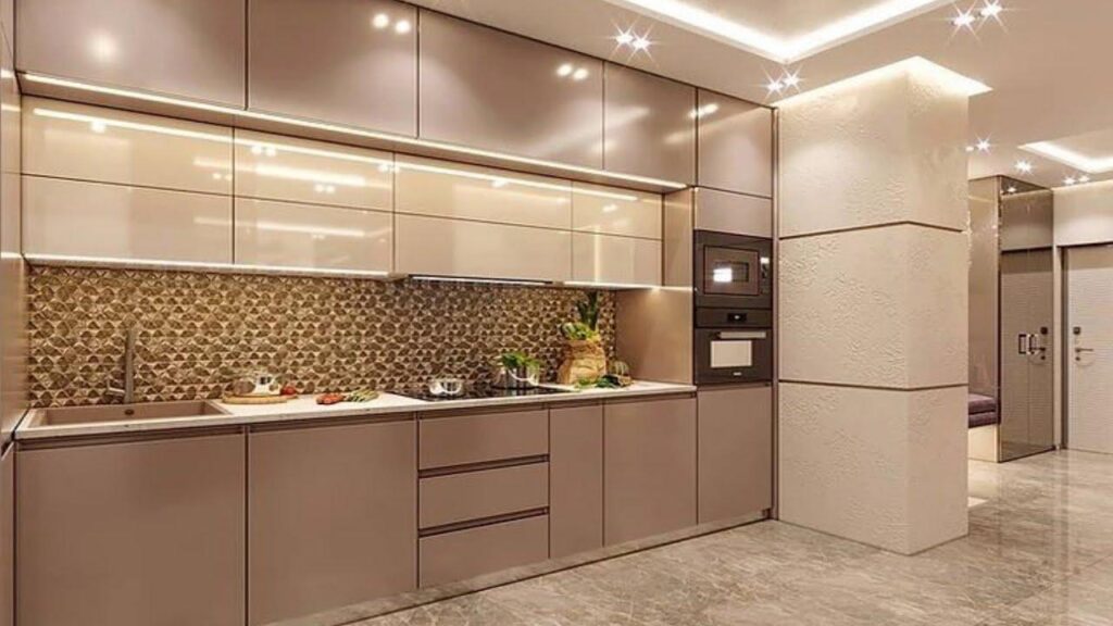 آشپزخانه مدرن با کابینتهای براق کرم-قهوهای، شامل کابینتهای بالایی و پایینی بدون دستگیره