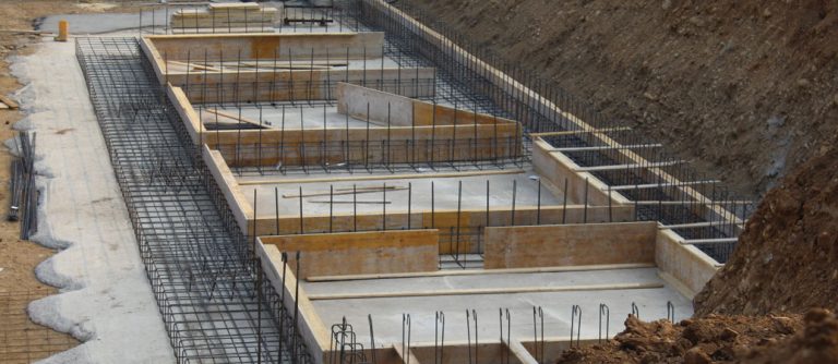 نمایی از بالا از یک سایت ساختمانی در فرانسه با چندین قالب چوبی مستطیلی شکل