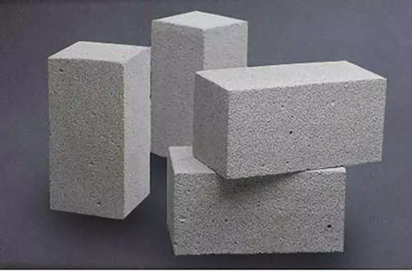 بتن مناسب پروژه های ساختمانی، کیفیت بتن و نوع بتن - چهار بلوک مستطیلی خاکستری از جنس بتن هوادار اتوکلاو شده (AAC)