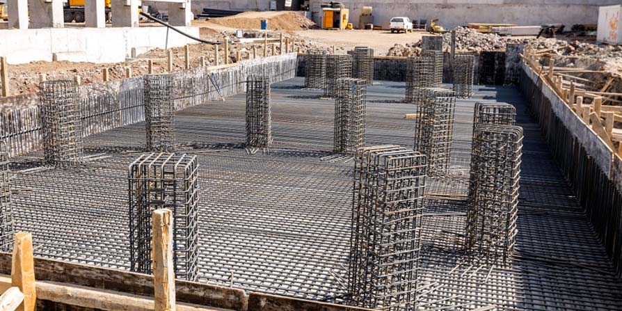 فونداسیون ساختمان، طراحی فونداسیون، اجرای فونداسیون - شبکهای از میلگردهای فولادی به شکل افقی و عمودی