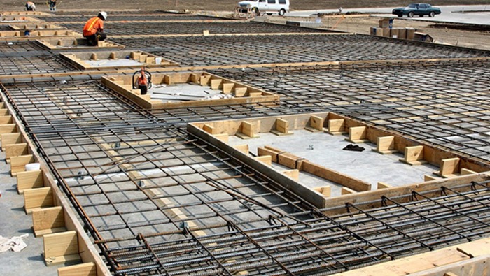 فونداسیون ساختمان، طراحی فونداسیون، اجرای فونداسیون - نمایی نزدیک از یک سایت ساختمانی در فرانسه با شبکه‌ای از میلگردهای فولادی