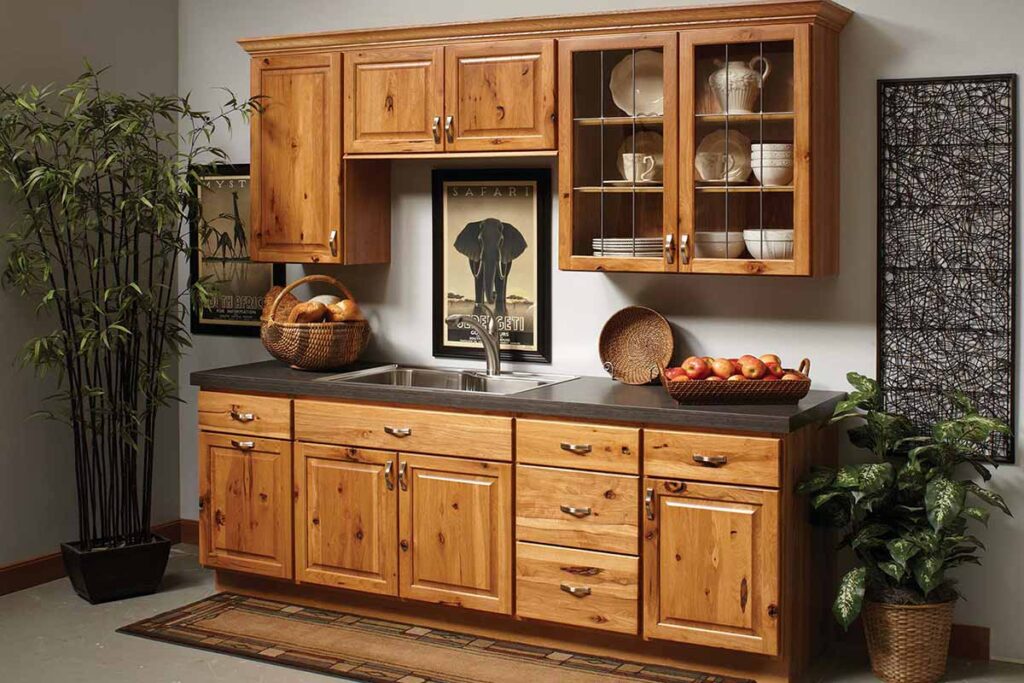 کابینت آشپزخانه چوبی با سبک روستیک و طرح چوب گرهدار