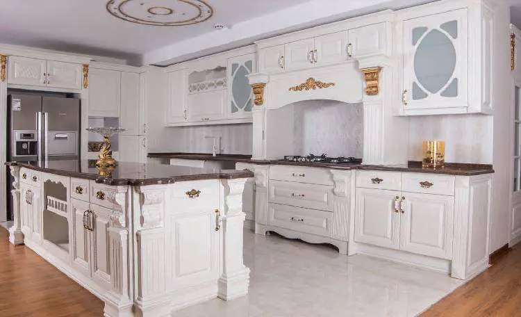 آشپزخانه کلاسیک سفید با کابینتهای ممبران و جزیره مرکزی