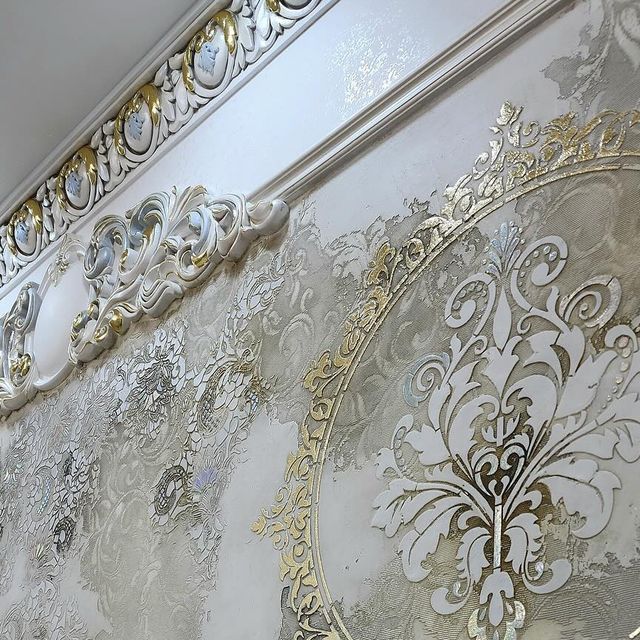 دیوار پتینه کاری شده با نقوش برجسته داماسک سفید و طلایی، به همراه گچبری‌های سقفی کلاسیک