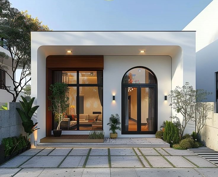 نمای جلوی یک ویلای فلت مدرن با دیوارهای سفید، فرورفتگی‌های قوسی، درب و پنجره‌های بزرگ با فریم مشکی، جزئیات چوبی و فضای سبز مینیمال