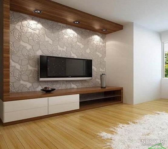 دکوراسیون دیوار تلویزیون با کاغذ دیواری برجسته و میز تلویزیون چوبی مدرن