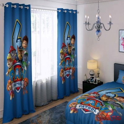 دکوراسیون اتاق خواب پسرانه با تم سگ‌های نگهبان (Paw Patrol)، شامل پرده و روتختی آبی رنگ با تصاویر شخصیت‌های کارتونی