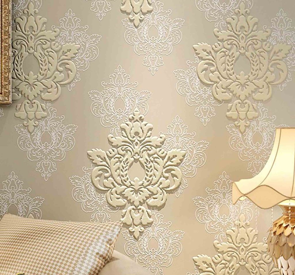 کاغذ دیواری با طرح داماسک (Damask) به سبک کلاسیک/نئوکلاسیک. پسزمینه کرم یا بژ با طرحهای برجسته و سهبعدی داماسک به رنگ شیری/طلایی کمرنگ