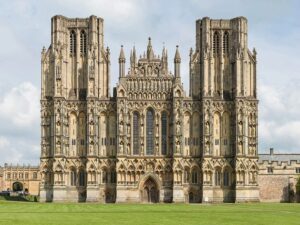 سبک گوتیک معماری گوتیک اصول طراحی طراحی نوین - نما و جزئیات نمای غربی کلیسای جامع ولز (Wells Cathedral) به سبک معماری گوتیک انگلیسی، شامل دو برج بلند، قوسهای نوکتیز و ردیفهای مجسمه