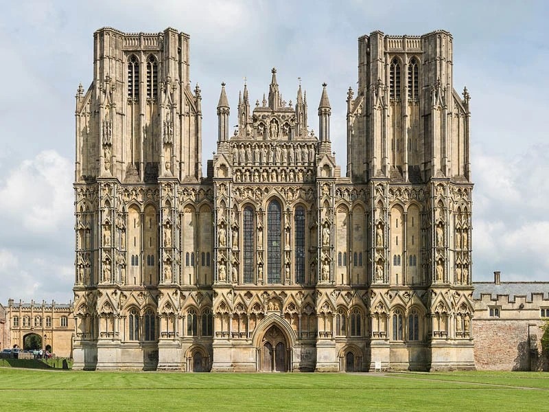 سبک گوتیک معماری گوتیک اصول طراحی طراحی نوین - نما و جزئیات نمای غربی کلیسای جامع ولز (Wells Cathedral) به سبک معماری گوتیک انگلیسی، شامل دو برج بلند، قوسهای نوکتیز و ردیفهای مجسمه