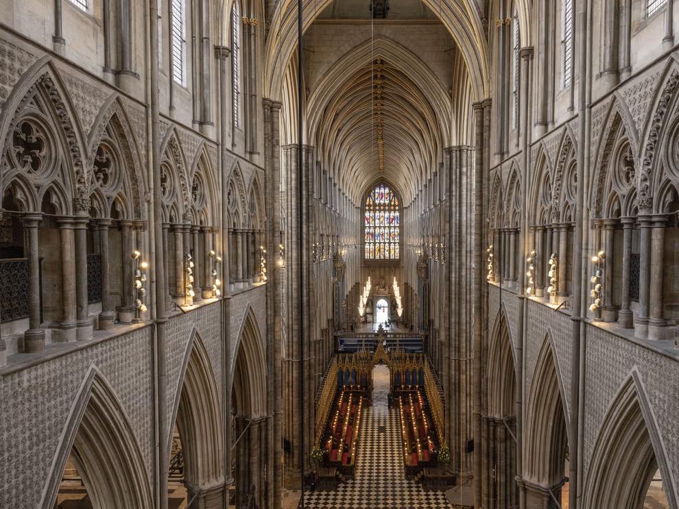 نمای داخلی شبستان کلیسای جامع به سبک معماری گوتیک، با سقف طاق دندهدار، ستونهای خوشهای بلند و ردیف پنجرههای نورگیر (Clerestory)