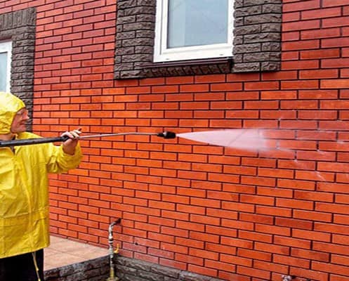 شستشوی نمای آجری ساختمان با دستگاه واترجت (کارواش فشار قوی) برای پاکسازی آلودگی و شوره