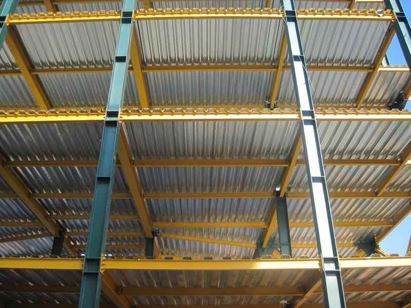 اجرای سقف عرشه فولادی (Metal Deck) بر روی اسکلت فلزی ساختمان تجاری