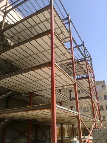 اجرای سقف تیرچه کرومیت با بلوکهای یونولیتی در اسکلت فلزی، مرحله پیش از بتنریزی