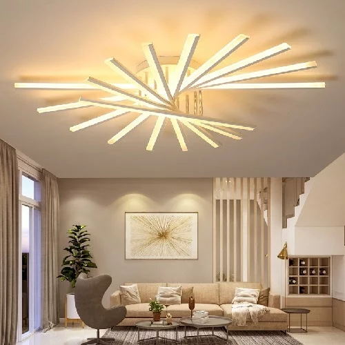 سقف پذیرایی ساده با نورپردازی متمرکز توسط چراغ سقفی دکوراتیو مدرن به شکل پره‌های نامتقارن