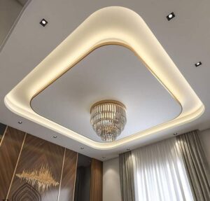 طراحی داخلی سقف - سقف پذیرایی - سقف آشپزخانه - سقف اتاق خواب - طراحی داخلی سقف پذیرایی مدرن با کناف لایه‌ای، نور مخفی خطی گرم، و لوستر کریستالی در مرکز سقف کاذب