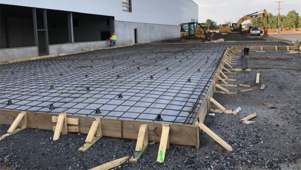 آمادهسازی یک دال بتنی مسلح (مشبندی) برای پیادهسازی کف یا سقف در محوطه یک ساختمان تجاری یا صنعتی