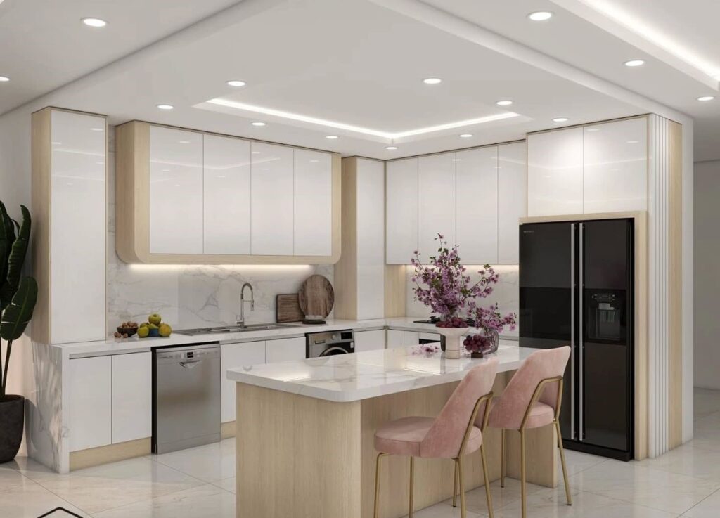 رندر سه بعدی یک آشپزخانه مدرن با کابینت‌های براق سفید و ترکیب چوب روشن، جزیره با رویه مرمر و سقف کاذب مربع شکل با نورپردازی مخفی محیطی و نورافکن‌های توکار