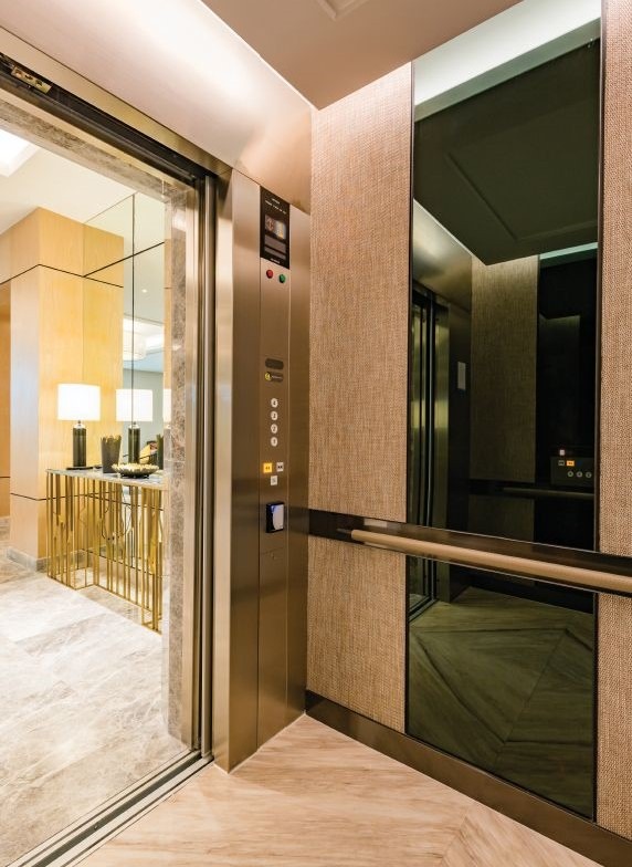 کابین آسانسور - نورپردازی کابین - زیباسازی کابین - فضای داخلی کابین آسانسور لوکس با دیوارهایی از بافت پارچه‌ای