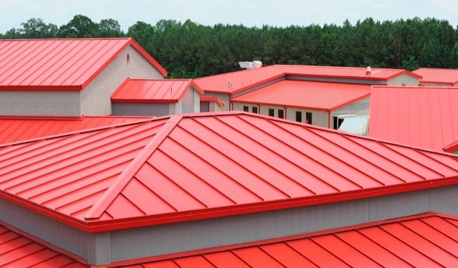 بام فلزی ایستاده درزدار (Standing Seam) قرمز روشن در ساختمان تجاری با شیب کم و زیاد