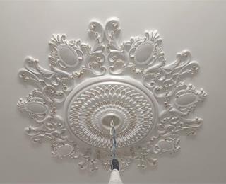 مدالیون سقفی (Centerpiece) کلاسیک و پرکار پیش‌ساخته از جنس پلی‌یورتان یا گچ، برای نصب لوستر در مرکز سقف