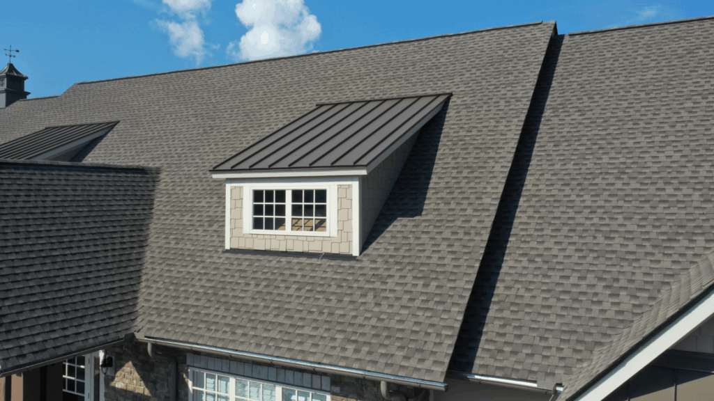 سقف شیبدار مسکونی با پوشش شینگل آسفالتی، دارای داکمر (Dog-ear Dormer) با سقف فلزی و ناودانیهای فلزی