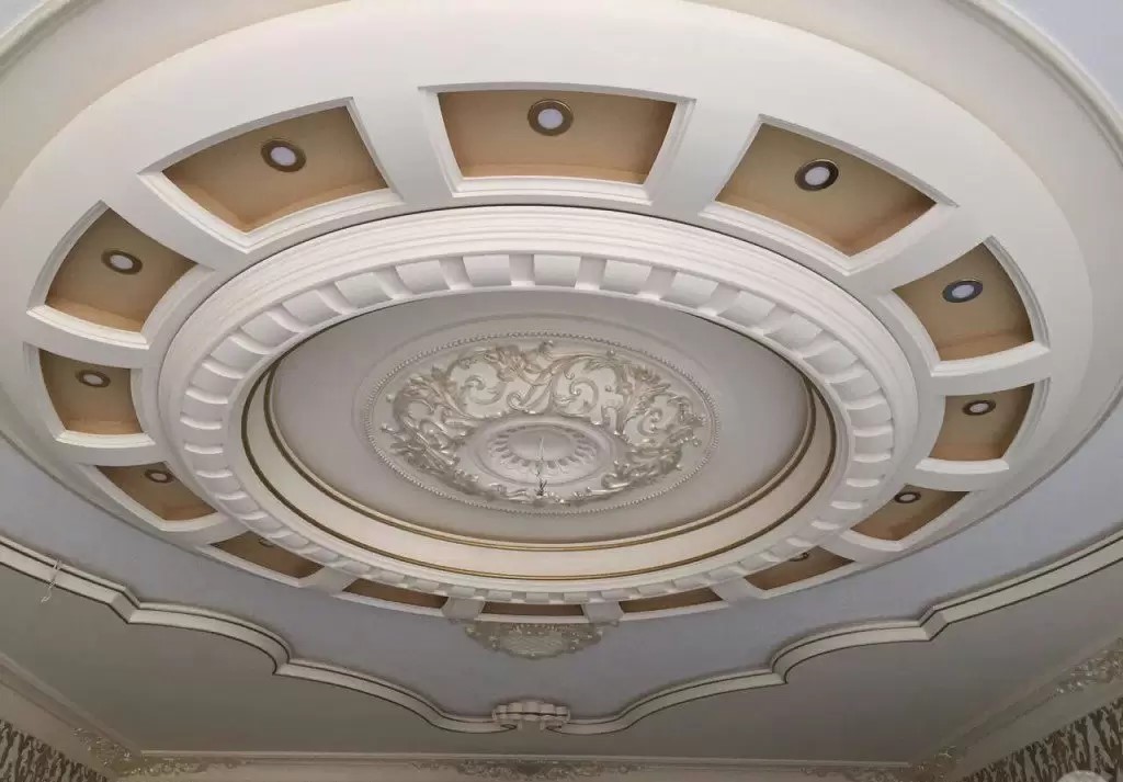 سقف کاذب ترکیبی کناف و گچبری به صورت چند لایه دایره‌ای با نورپردازی مخفی و هالوژن، مناسب برای سالن پذیرایی کلاسیک