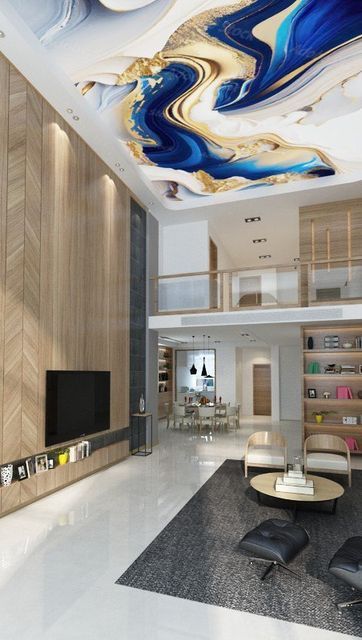 طراحی داخلی سقف پذیرایی بلند با سقف کشسان طرح مرمر آبی و طلایی، دیوارپوش چوبی و فضای دوبلکس