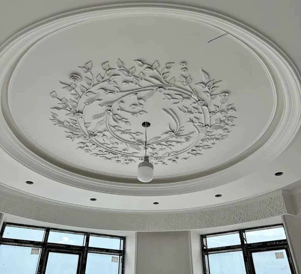گچبری سنتی و برجسته سقف به شکل دایره‌ای با طرح گیاهی و شاخ و برگ برای مرکز سالن پذیرایی