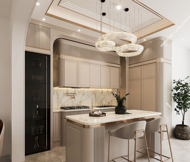 سقف کاذب آشپزخانه نئوکلاسیک با قاب‌بندی طلایی، نورپردازی توکار و لوسترهای کریستالی آویز بالای جزیره
