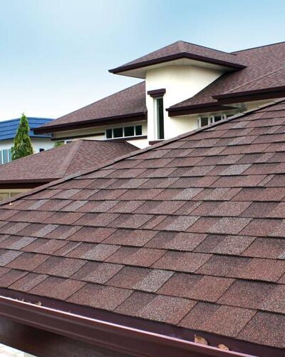ام شیبدار با پوشش شینگل آسفالتی قهوهای، مناسب برای سقف مسکونی در آب و هوای متنوع