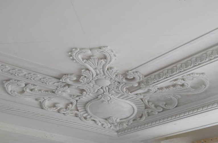 جزئیات گچبری کلاسیک و پرکار سقف در گوشه و حاشیه با سبک روکوکو و باروک