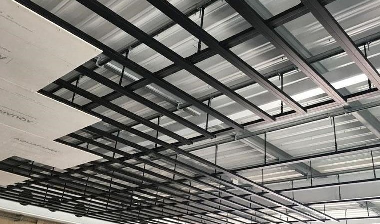 سقف ساختمان - سقف مسکونی - سقف تجاری - اجرای سقف ساختمان - زیرسازی فلزی و نصب سقف کاذب با پنلهای گچی (کناف) برای پوشاندن تأسیسات