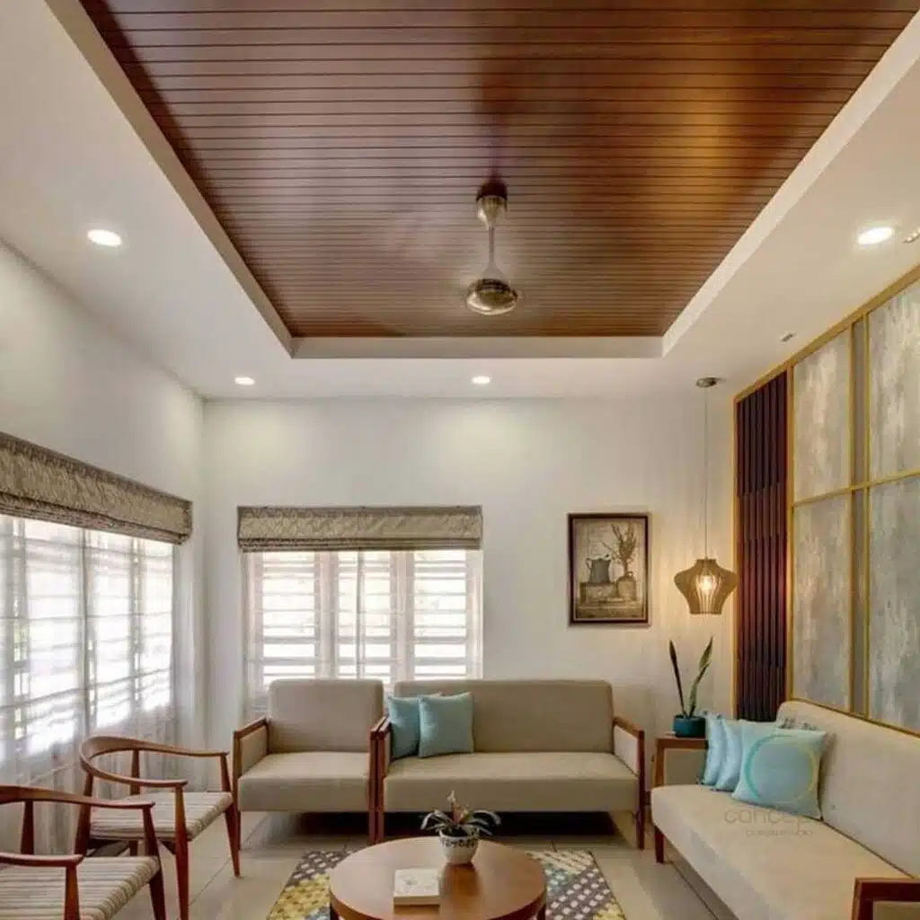 یک اتاق نشیمن مدرن با سقف کاذب جعبه‌ای سفید و مرکزی فرورفته که با تخته‌های چوبی تیره‌تر پوشیده شده است