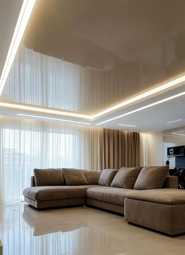 سقف کشسان براق (لاکچری) با نورپردازی خطی (نور خطی) مخفی در باکس سقف کاذب در پذیرایی مدرن