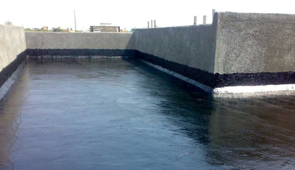 اجرای لایه نهایی عایق رطوبتی قیرگونی یا ایزولاسیون قیری بر روی سقف مسطح (پشت بام)