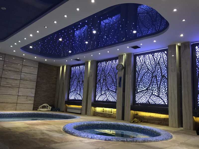 سقف کشسان کهکشانی با نورپردازی فیبر نوری در فضای استخر و جکوزی