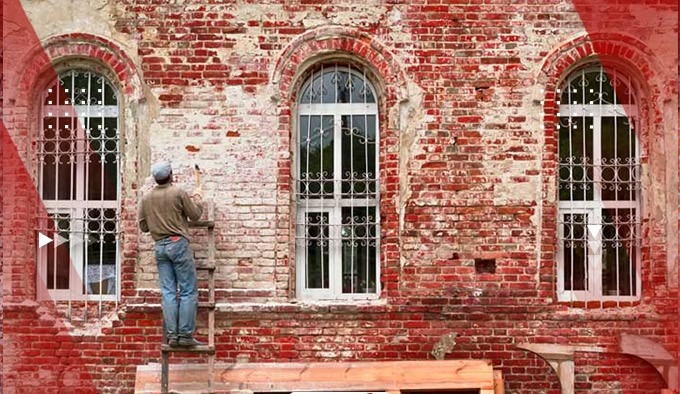 مرمت و بازسازی نمای آجری فرسوده و تاریخی با حفظ بافت و رنگ اصلی، شامل ترمیم بندکشی‌ها و سطوح آجری آسیب‌دیده