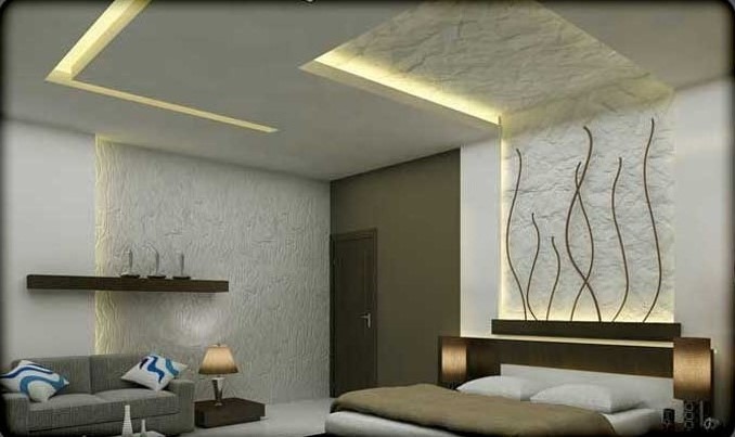 سقف کاذب اتاق خواب با دو باکس نامتقارن، نورپردازی خطی و نور مخفی نواری در طرح مدرن و بافت‌دار